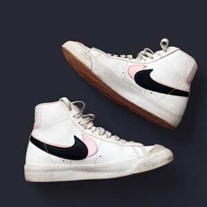 Nike Blazer Mid ‘77 SE GS Vintage Trainers “ White Artic Punch “ Colorway